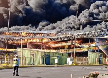 Incendio industrial afecta a Puerto Ventanas en Puchuncaví