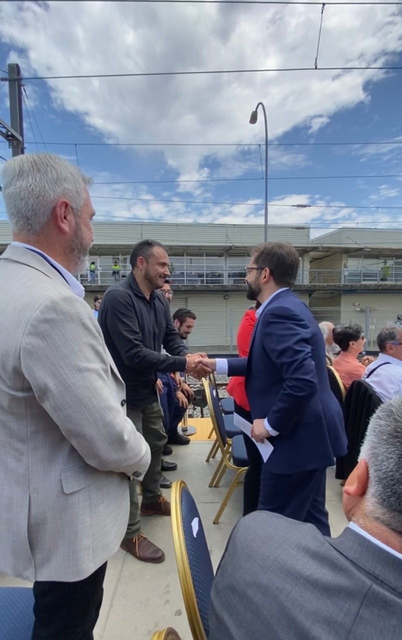 Alcalde de La Calera, Johnny Piraino, saluda al Presidente Gabriel Boric durante el anuncio del Tren Valparaíso-Santiago.