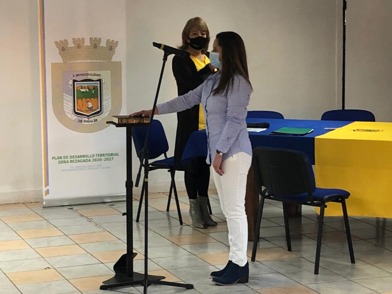 Leslie Pacheco asume como concejala en la ceremonia de constitución del Concejo Municipal de Nogales en 2021.