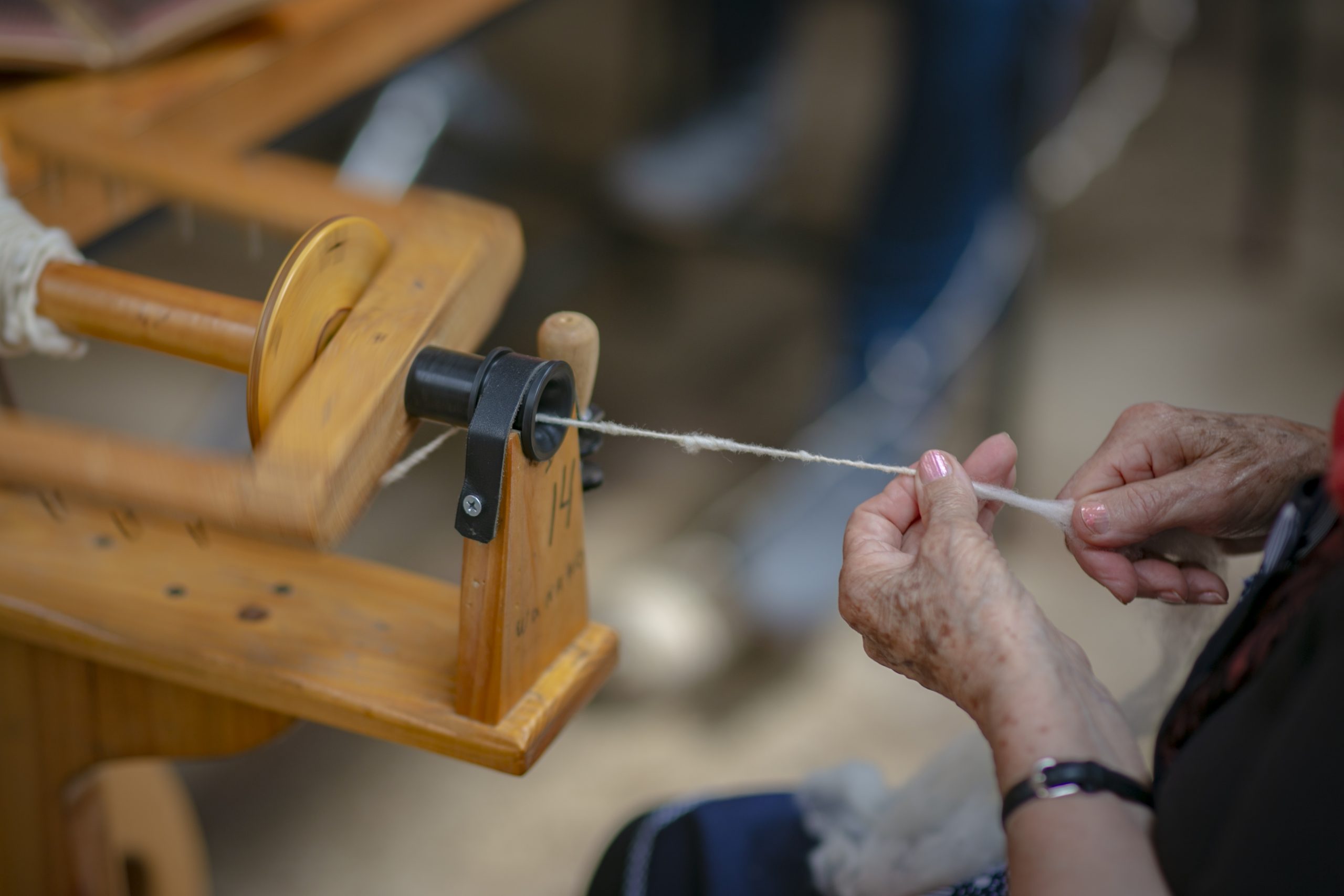 Programa Wanaku abre inscripciones para talleres presenciales de hilado en huso y rueca