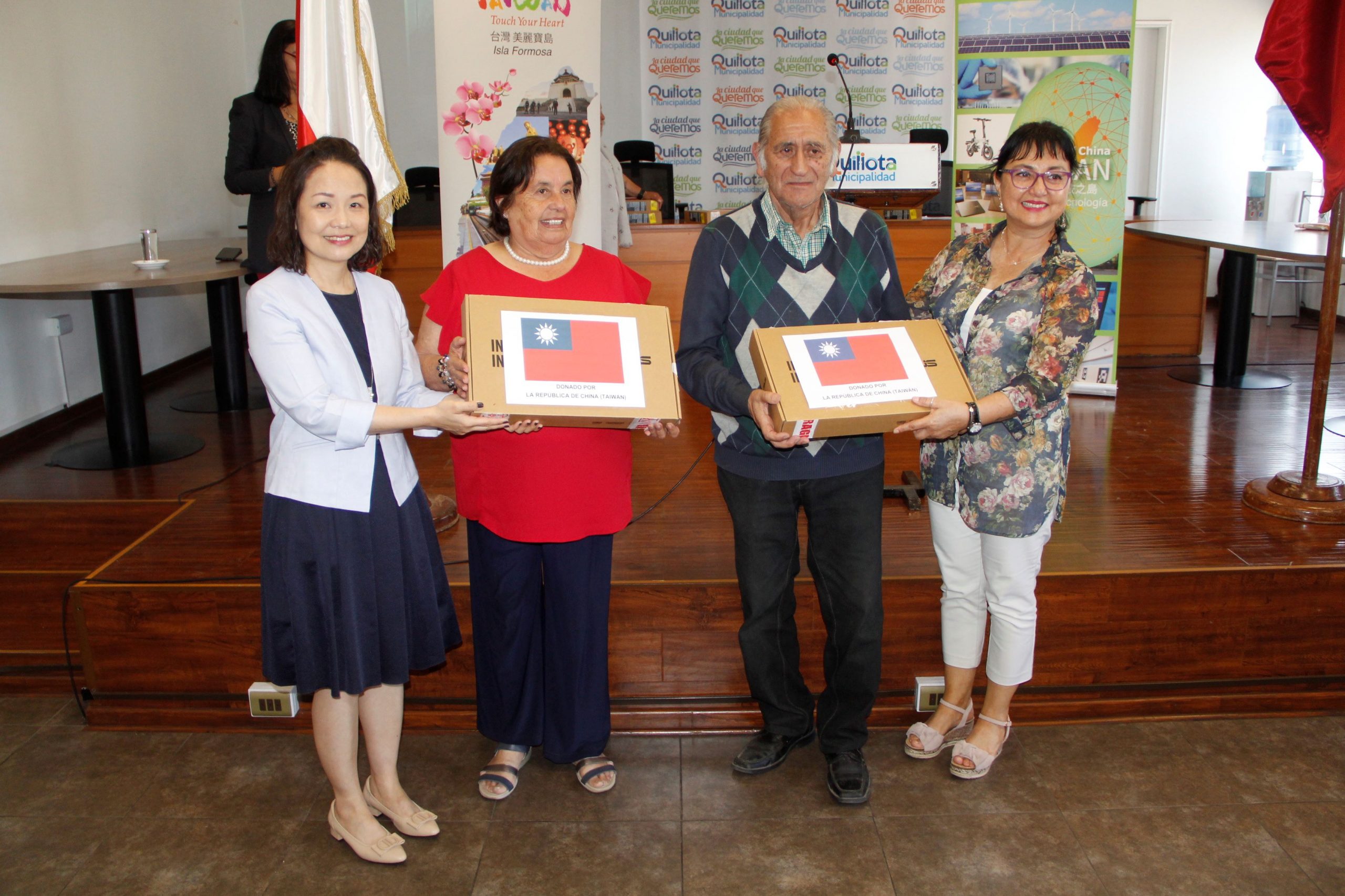 Donación de computadores a la Unión Comunal de Adultos Mayores de Villa Alemana.