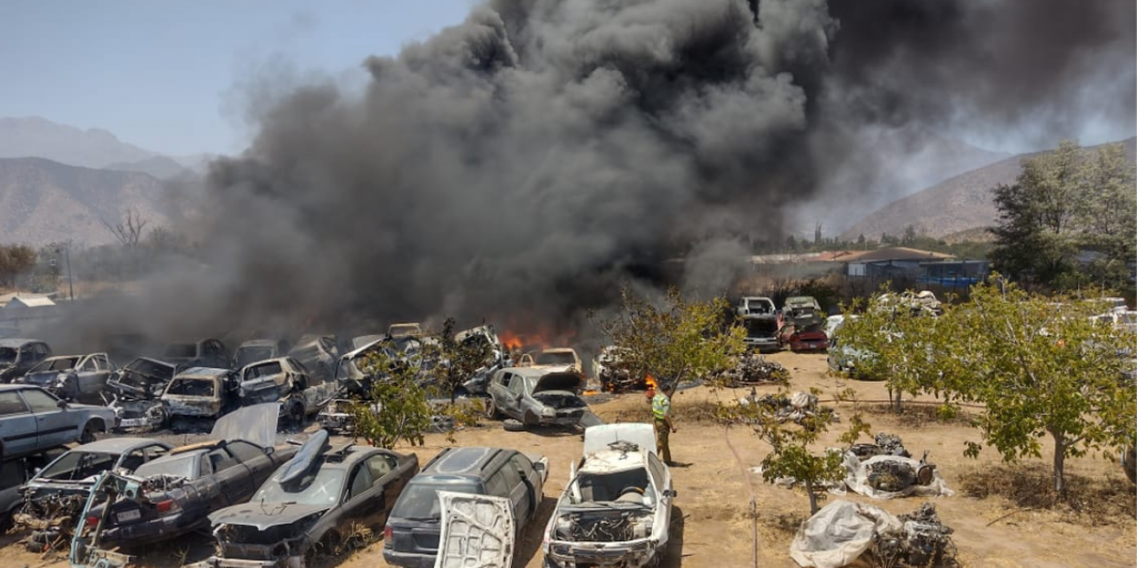 Incendio en desarmaduría ha quemado al menos 30 vehículos en El Melón