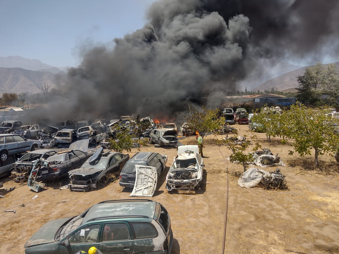Incendio en desarmaduría ha quemado al menos 30 vehículos en El Melón