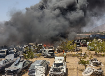 Incendio en desarmaduría ha quemado al menos 30 vehículos en El Melón