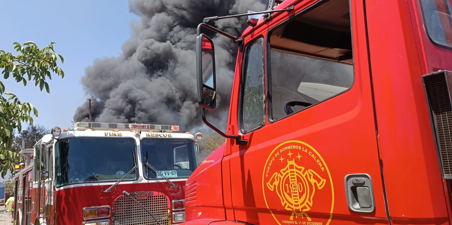 Incendio en desarmaduría ha quemado al menos 30 vehículos en El Melón