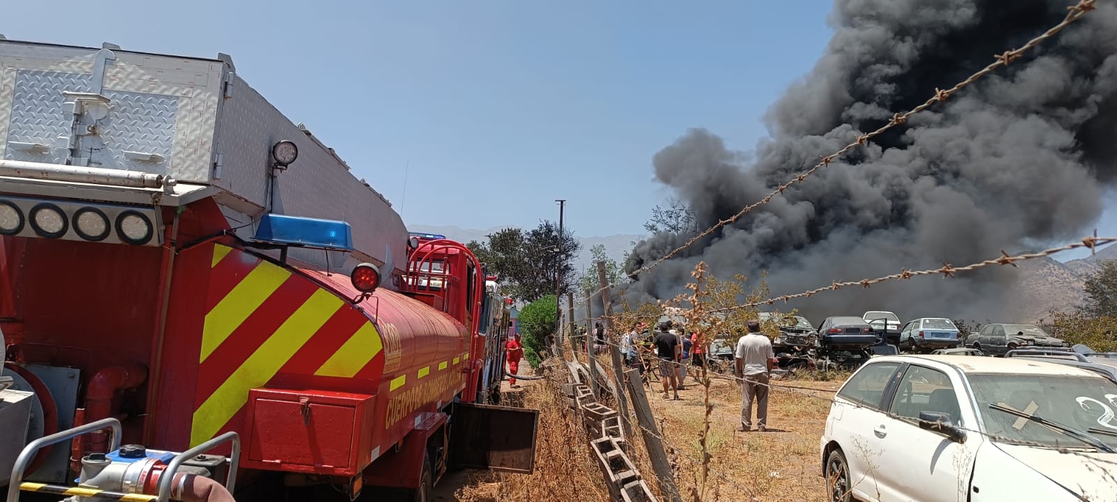 Incendio en desarmaduría ha quemado al menos 30 vehículos en El Melón