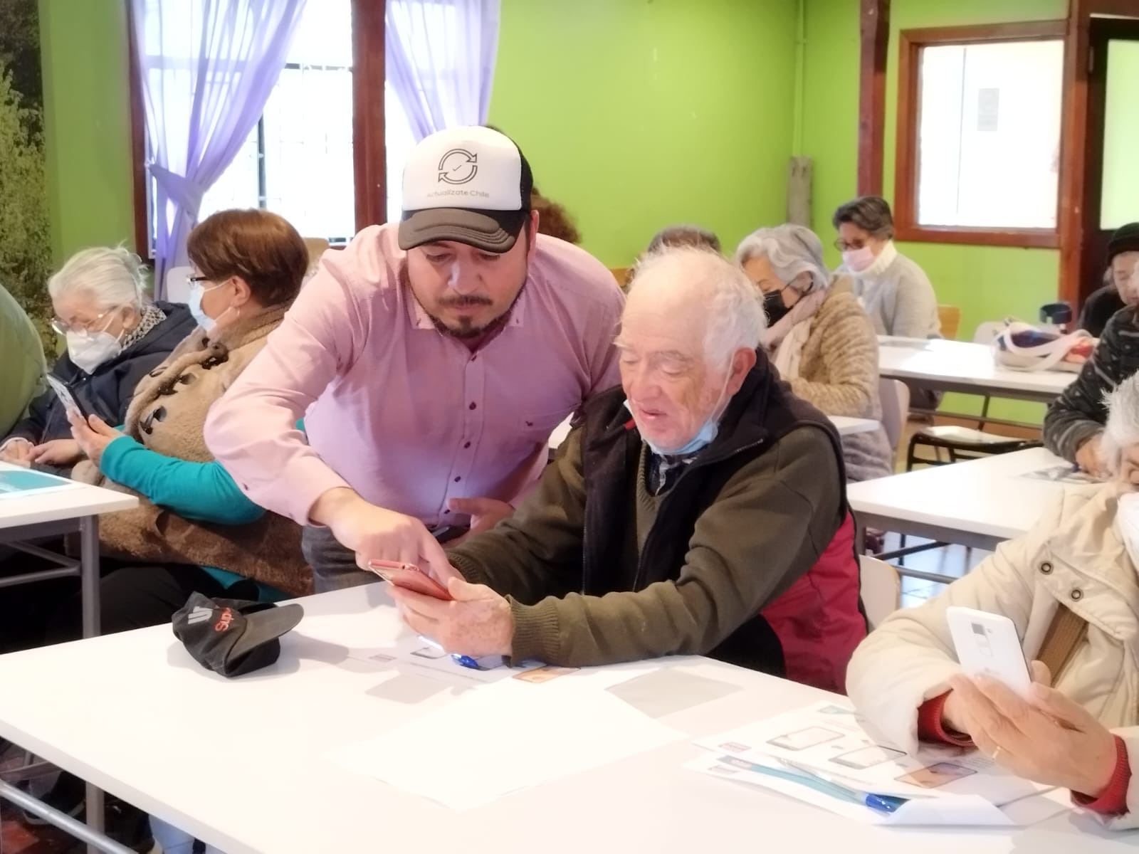 Viñamarino gana fondo para inclusión digital de personas mayores