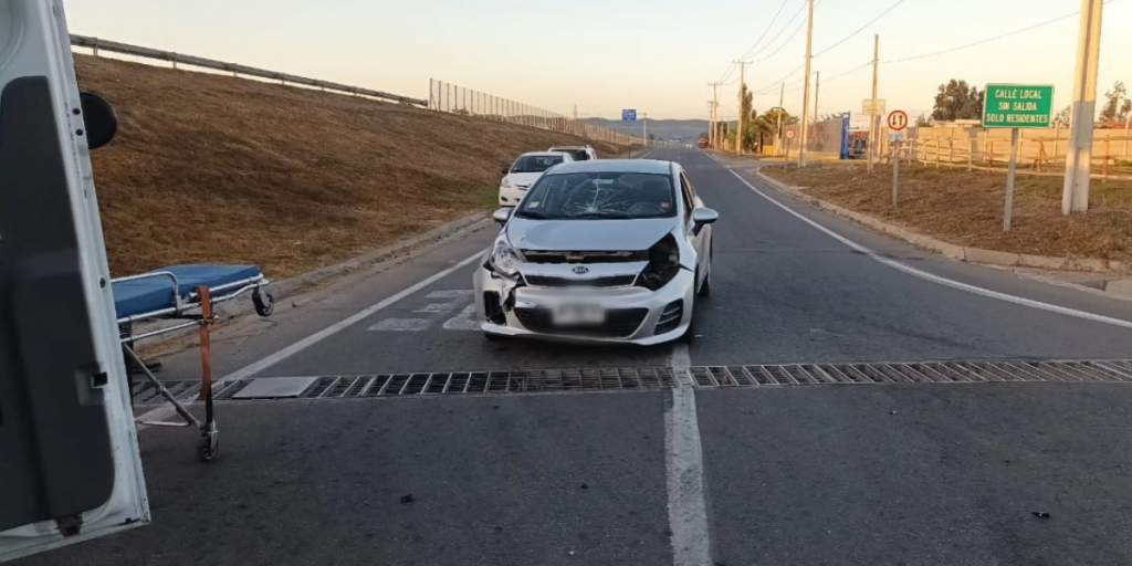 Quillota: Motorista y auto colisionaron en San Pedro