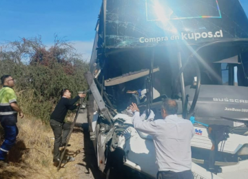 Ruta 5 Norte: Bus que se dirigía a La Calera y Horcón colisionó con camión batea