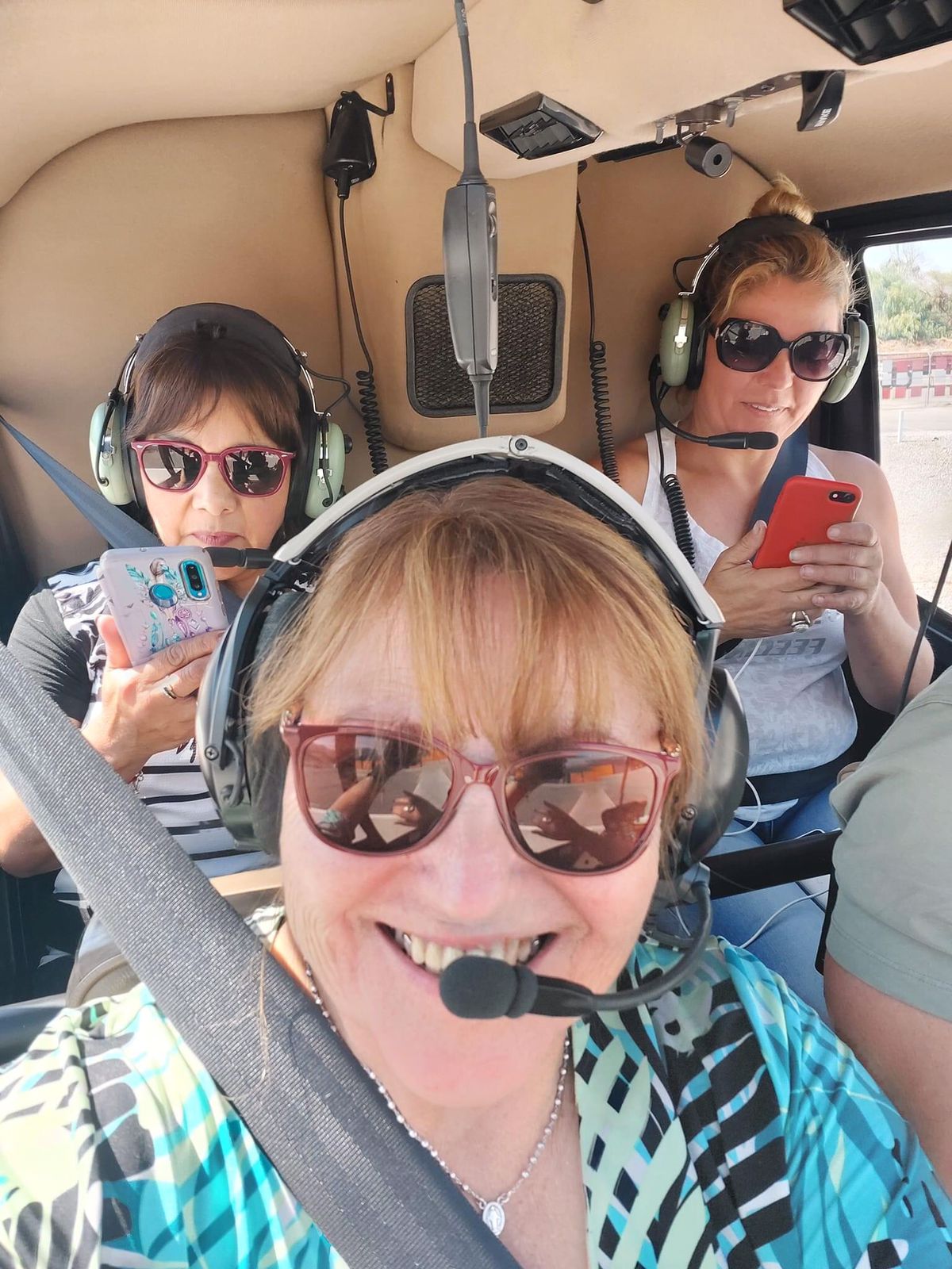 Quillotanas que ganaron rifa solidaria pasearon en helicóptero con Cristián de la Fuente