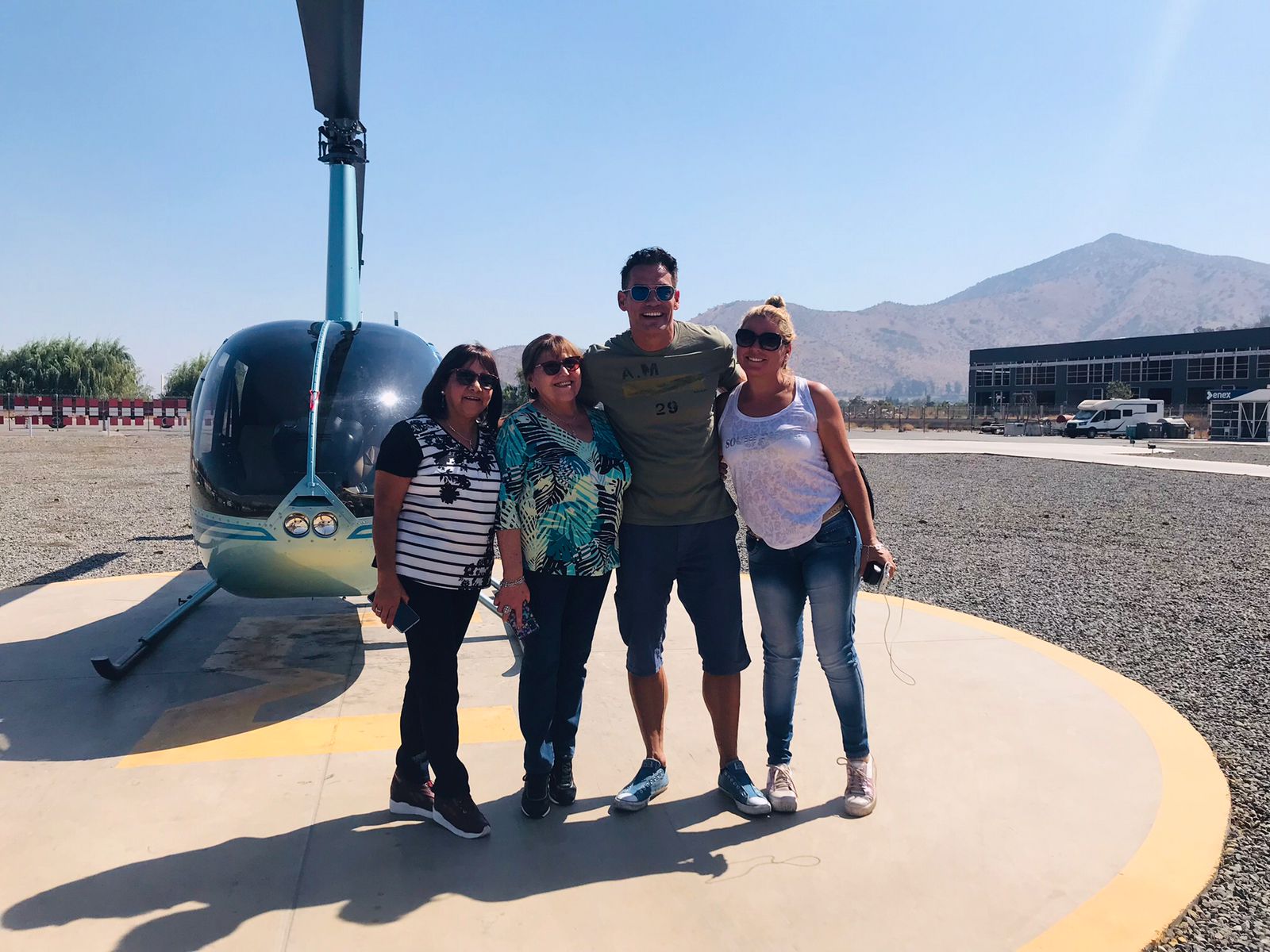 Quillotanas que ganaron rifa solidaria pasearon en helicóptero con Cristián de la Fuente