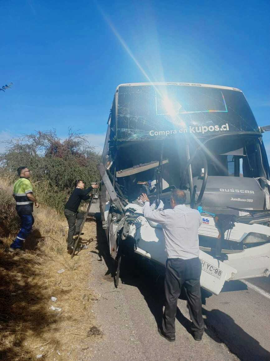 Ruta 5 Norte Bus que se dirigía a La Calera y Horcón colisionó con camión batea