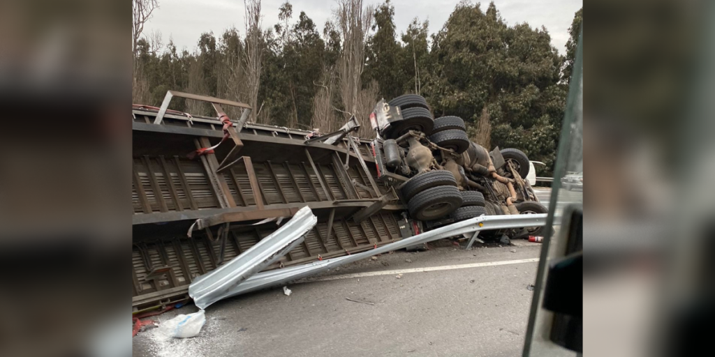 Camión volcó en la ruta 5 Norte a la altura de Longotoma