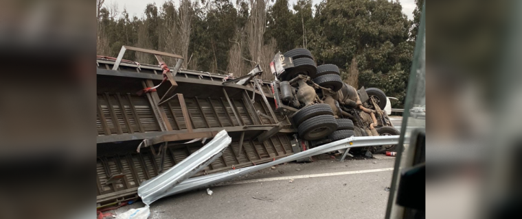 Camión volcó en la ruta 5 Norte a la altura de Longotoma