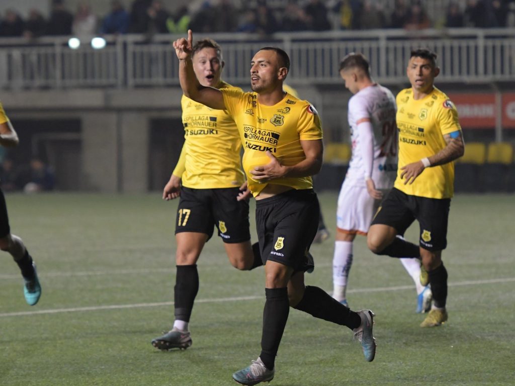 El volante Juan Méndez celebró dos veces desde los 12 pasos.