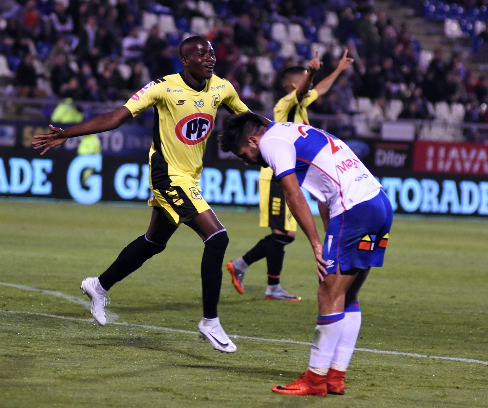 Weiner Riascos celebra su gol convertido a Universidad Católica en 2017.