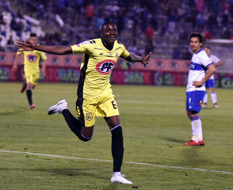 Weiner Riascos celebra su gol convertido a Universidad Católica en 2017