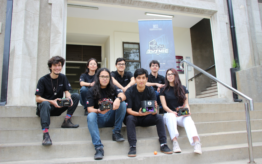 Universitarios viajan a Francia a participar en mundial de futbol entre robots