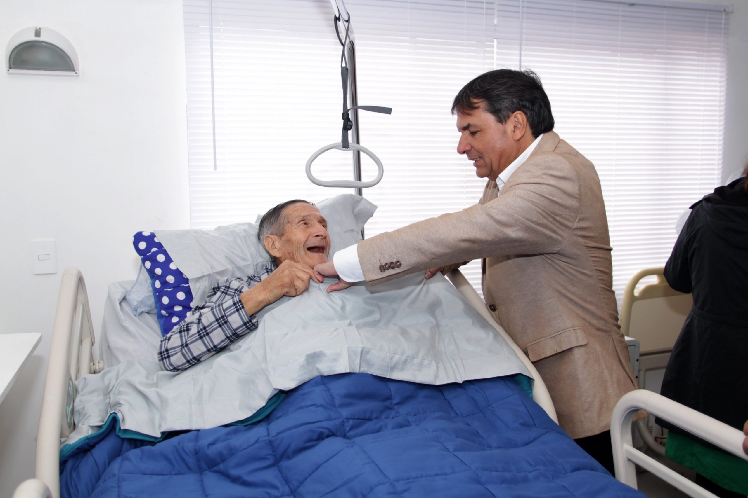 Imagen refrencial: El doctor Luis Mella continúa realizando una abnegada labor apoyando a adultos mayores en la Casa de Acogida "Beatita Benavides".