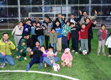 Inauguran cancha de pasto sintético en población Cemento Melón de La Calera