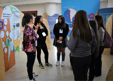 Investigadora USM presenta exposición itinerante sobre mundos microscópicos