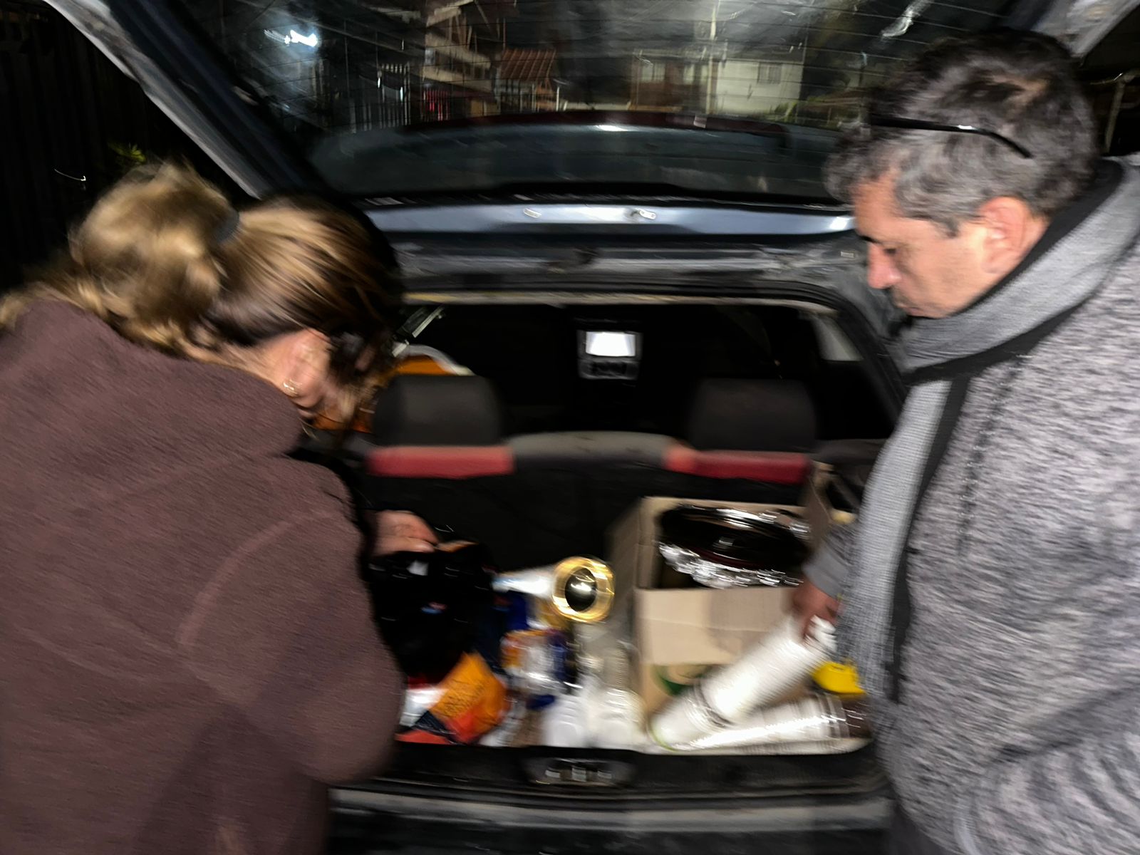 Natalia Mena y su pareja Alberto Levy recorren las calles de Quillota y otras comunas entregando abrigo y comida durante las frías noches de este invierno.