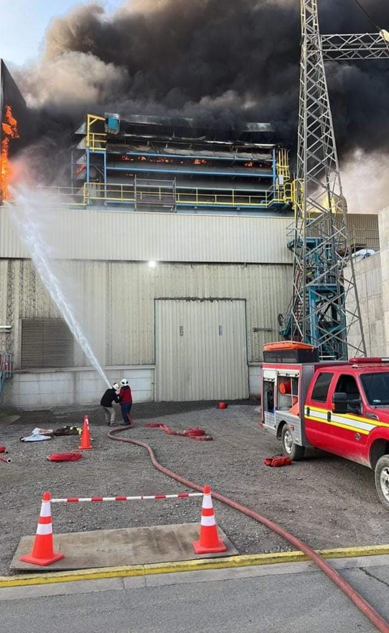 Bomberos combate incendio en termoelétrica Colbún de Quillota