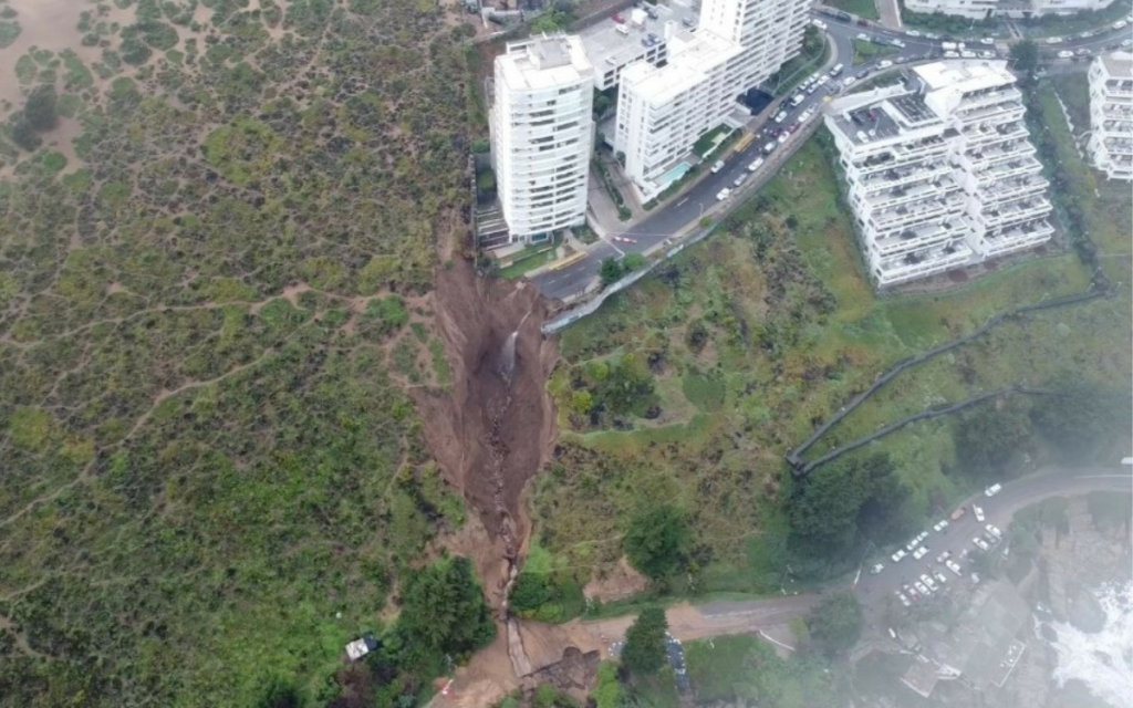 [FOTOS] Colapsó camino entre Reñaca y Concón por socavón