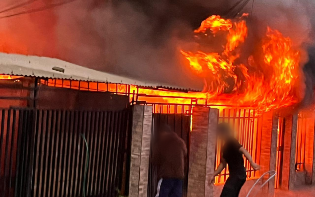 Incendio consumió una casa y causó serios daños a otra vivienda en La Calera