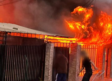 Incendio consumió una casa y causó serios daños a otra vivienda en La Calera