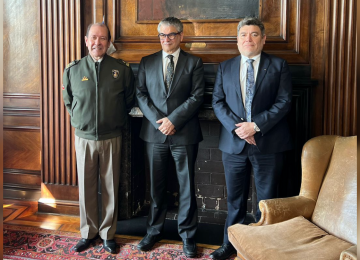 Ministro de Hacienda se compromete a colaborar con Bomberos de Chile