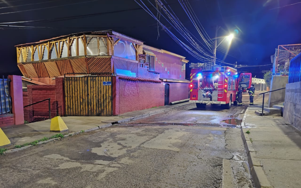 Quillota: Bomberos controló incendio en el cerro Mayaca