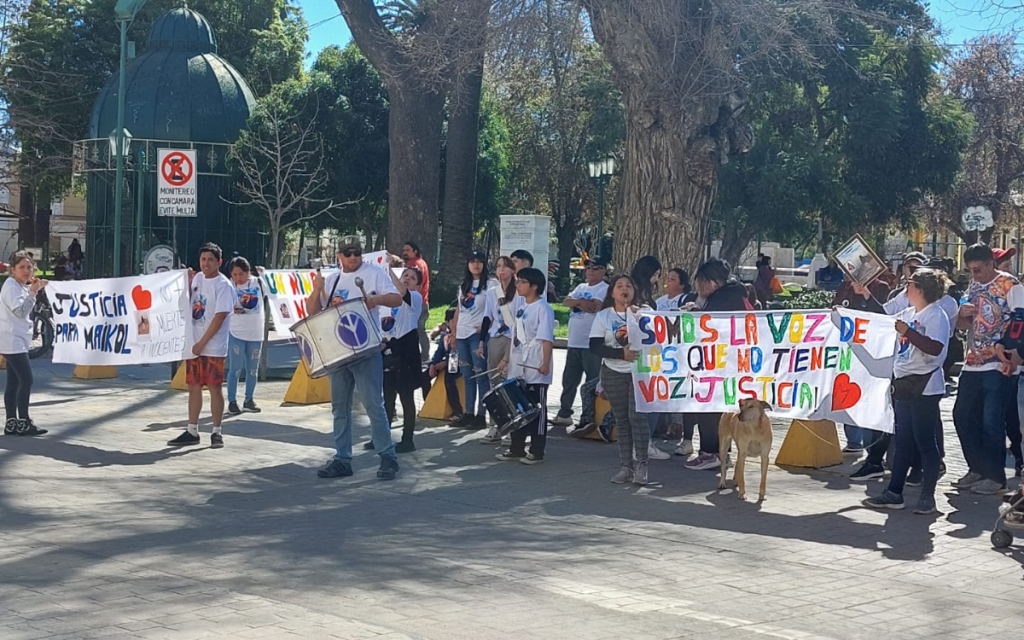 Quillota: Con pancartas familiares exigen "Justicia por Maikol"