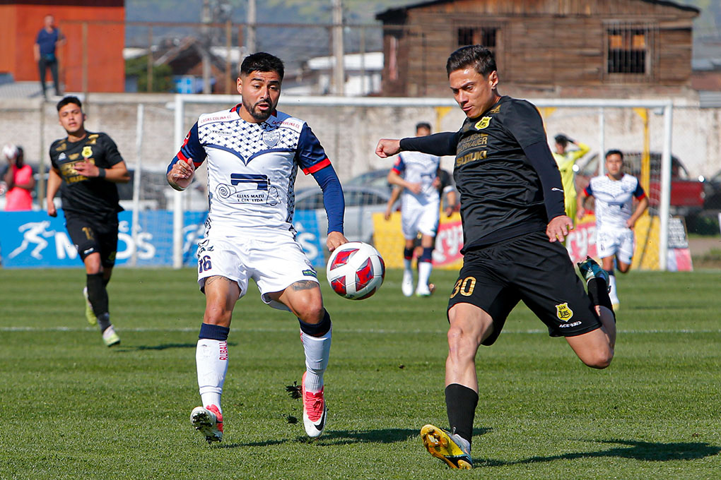 Douglas Estay volvió a actuar como defensa central. En la imagen, frente al recoletano Riveros.