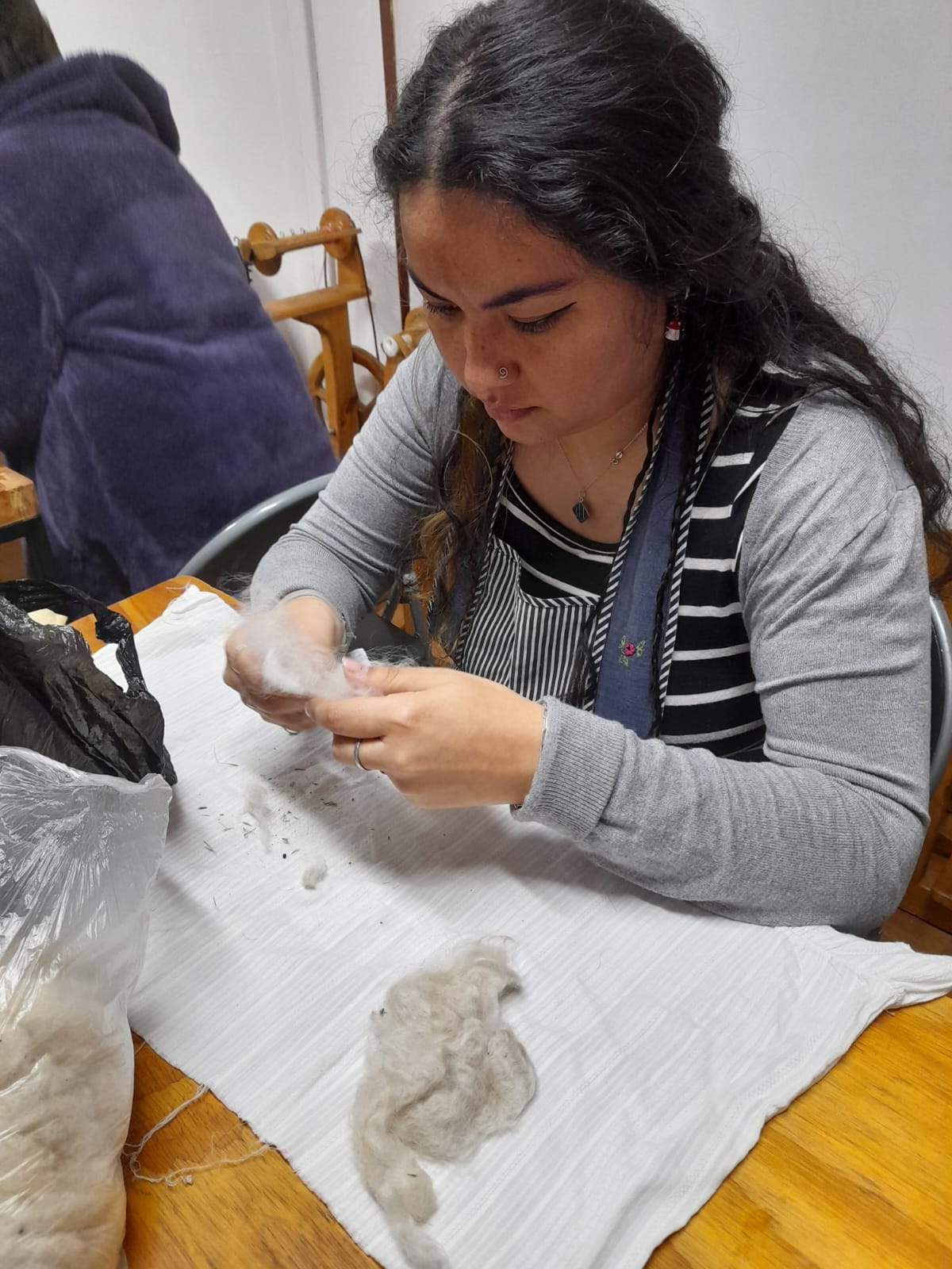 Nuevas generaciones aprenden el arte del hilado con el programa Wanaku de Sopraval