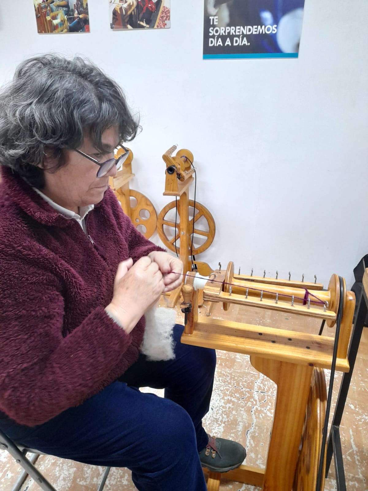 Nuevas generaciones aprenden el arte del hilado con el programa Wanaku de Sopraval