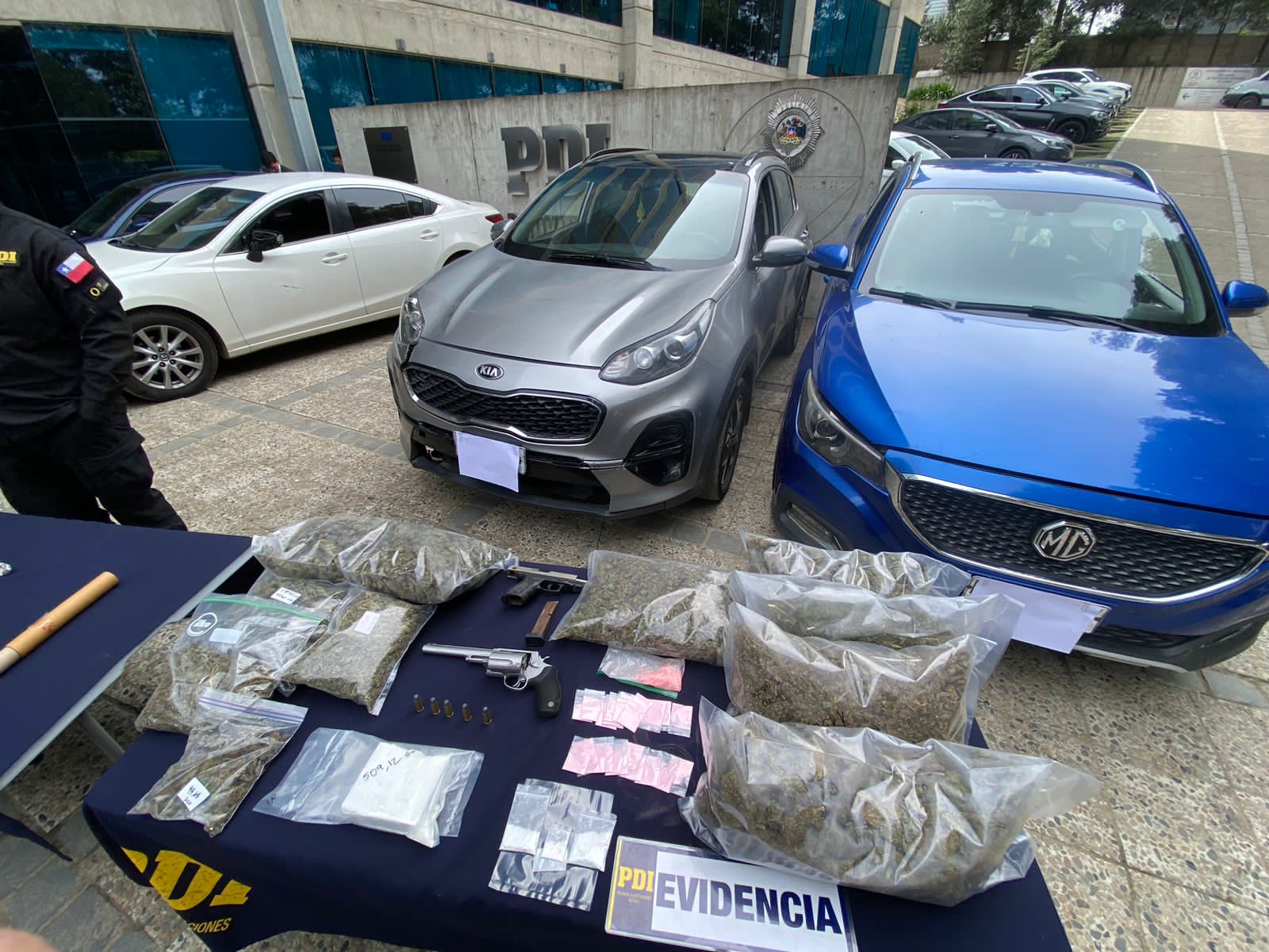 Gran cantidad de armas y drogas fueron incautados por la PDI.