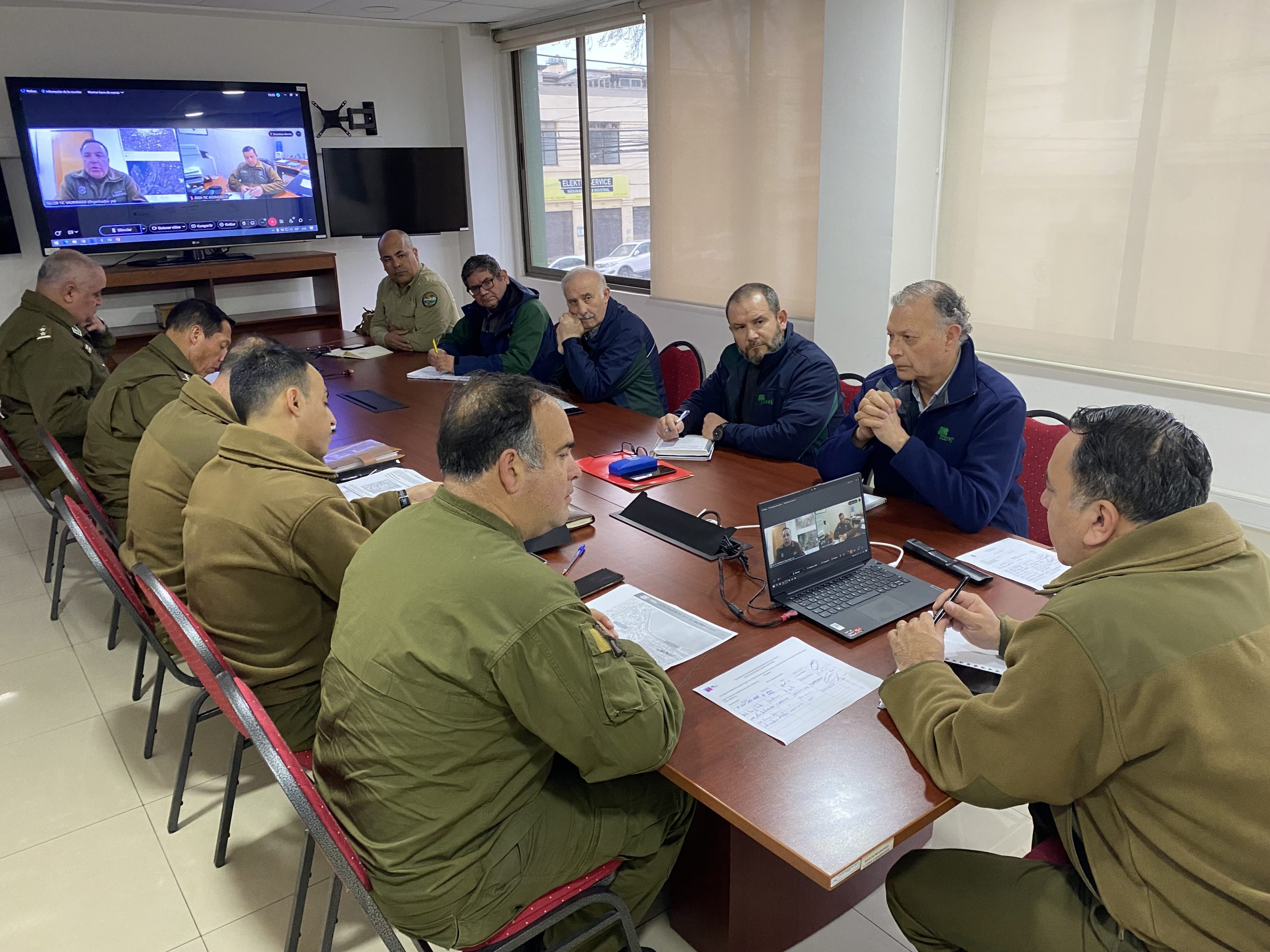 Autoridades de Conaf se reunieron con jefaturas de Carabineros.