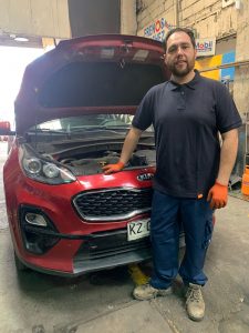Camilo Sánchez es jefe de servicio automotriz de Frenos Sánchez.