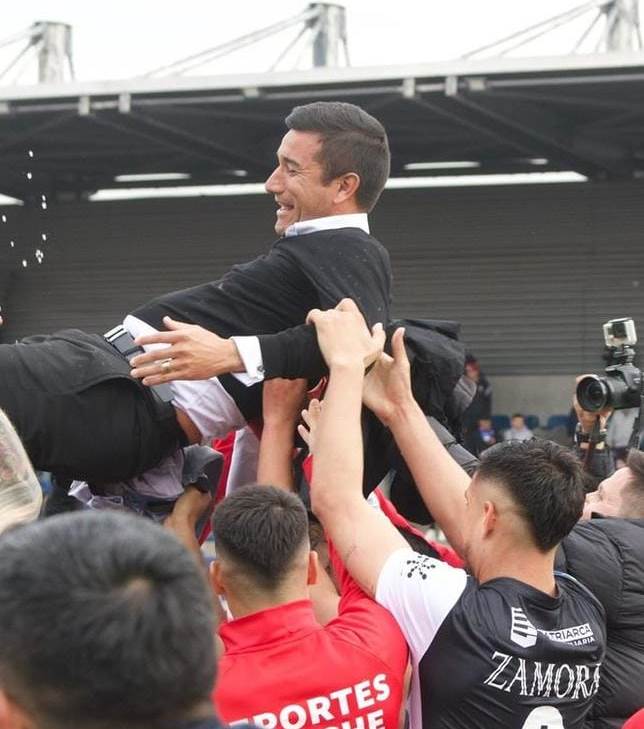 Víctor Rivero participa en las celebraciones del ascenso de Deportes Limache a la Primera B.