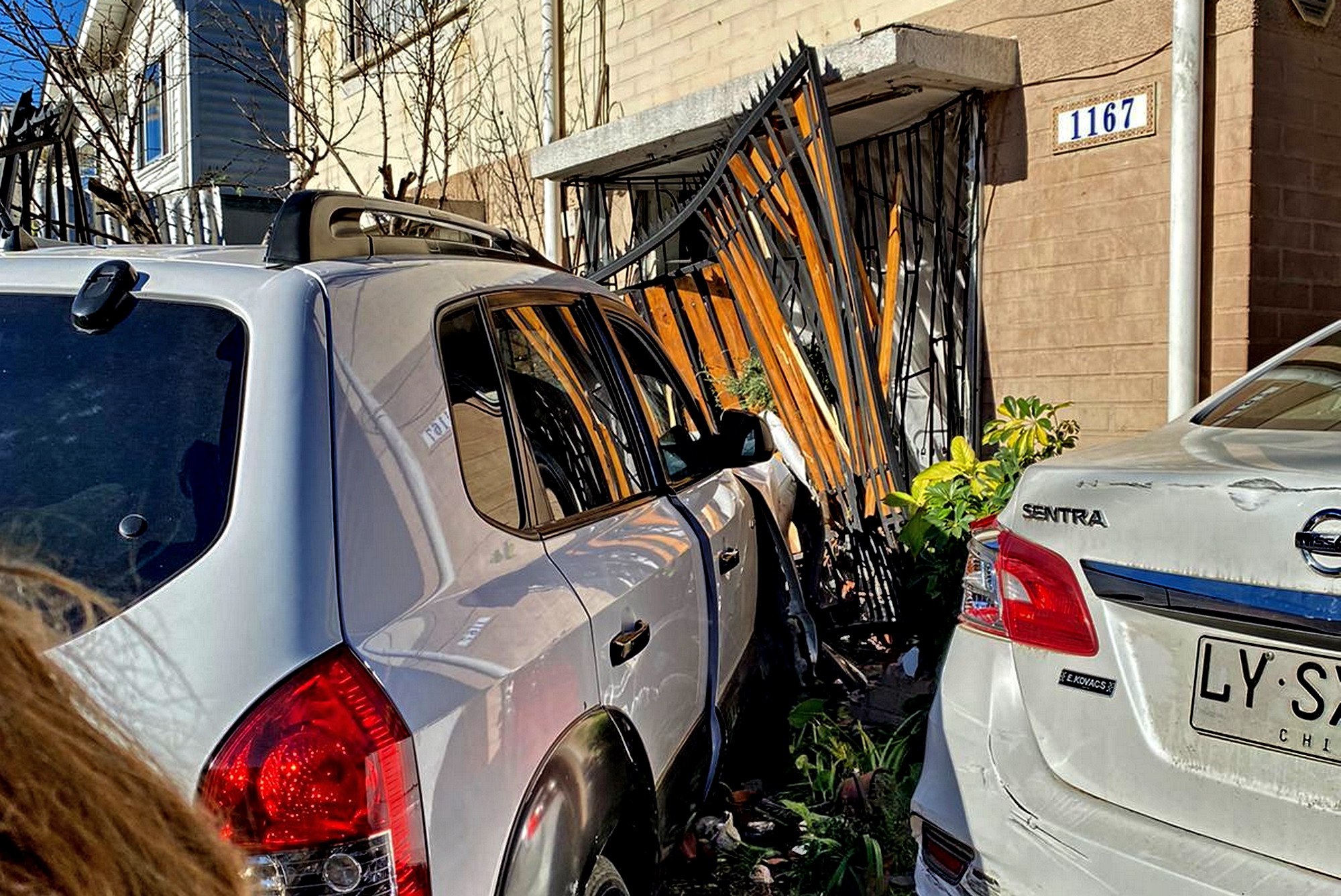 Quillota: Aplican cambios en el tránsito tras choque de auto contra casa