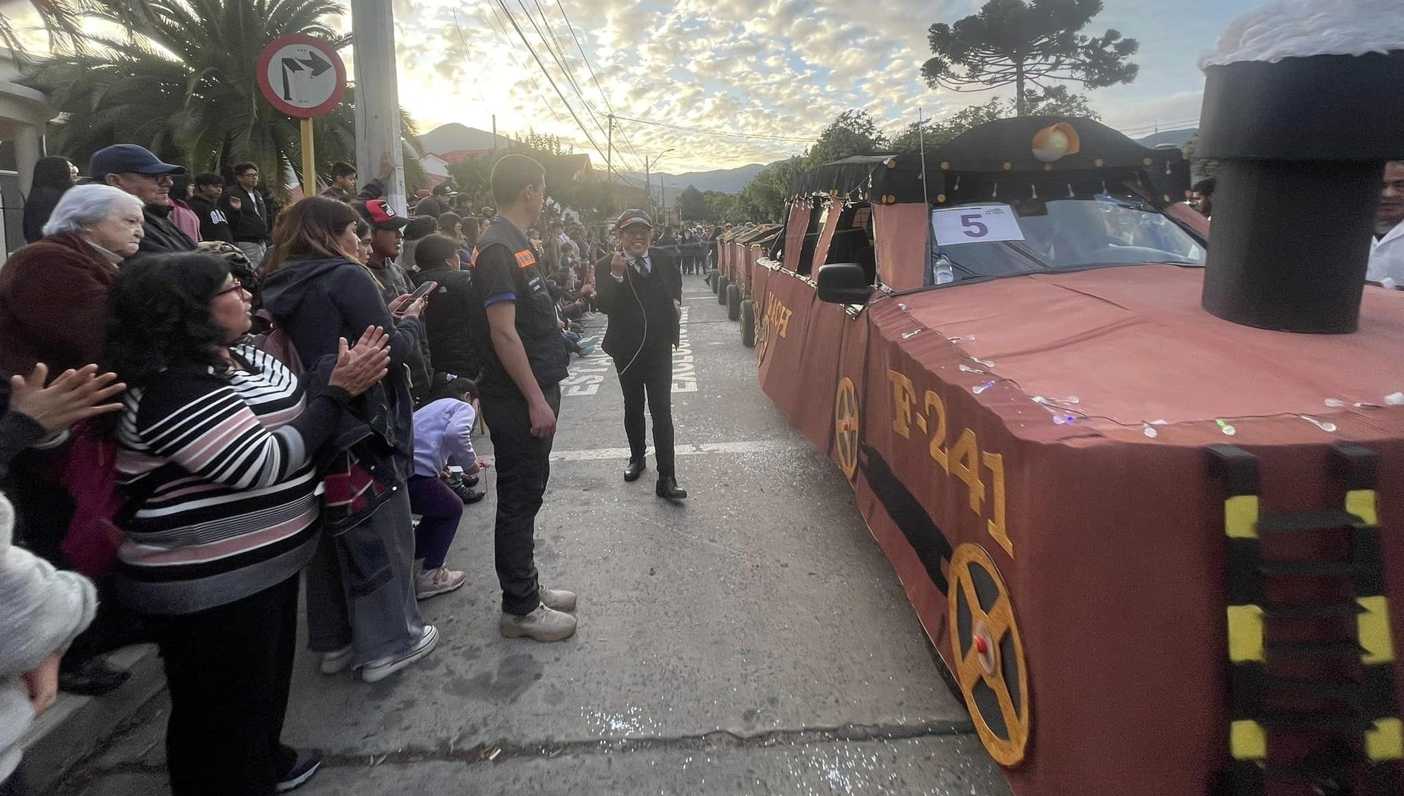 Colegio MACH La Cruz desfile de carros alegóricos 2023