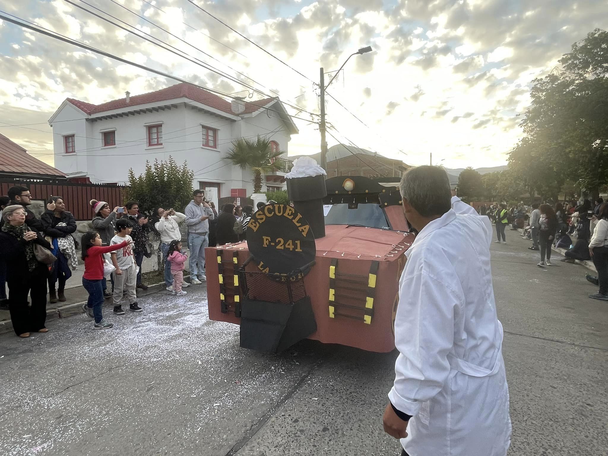 Colegio MACH La Cruz desfile de carros alegóricos 2023