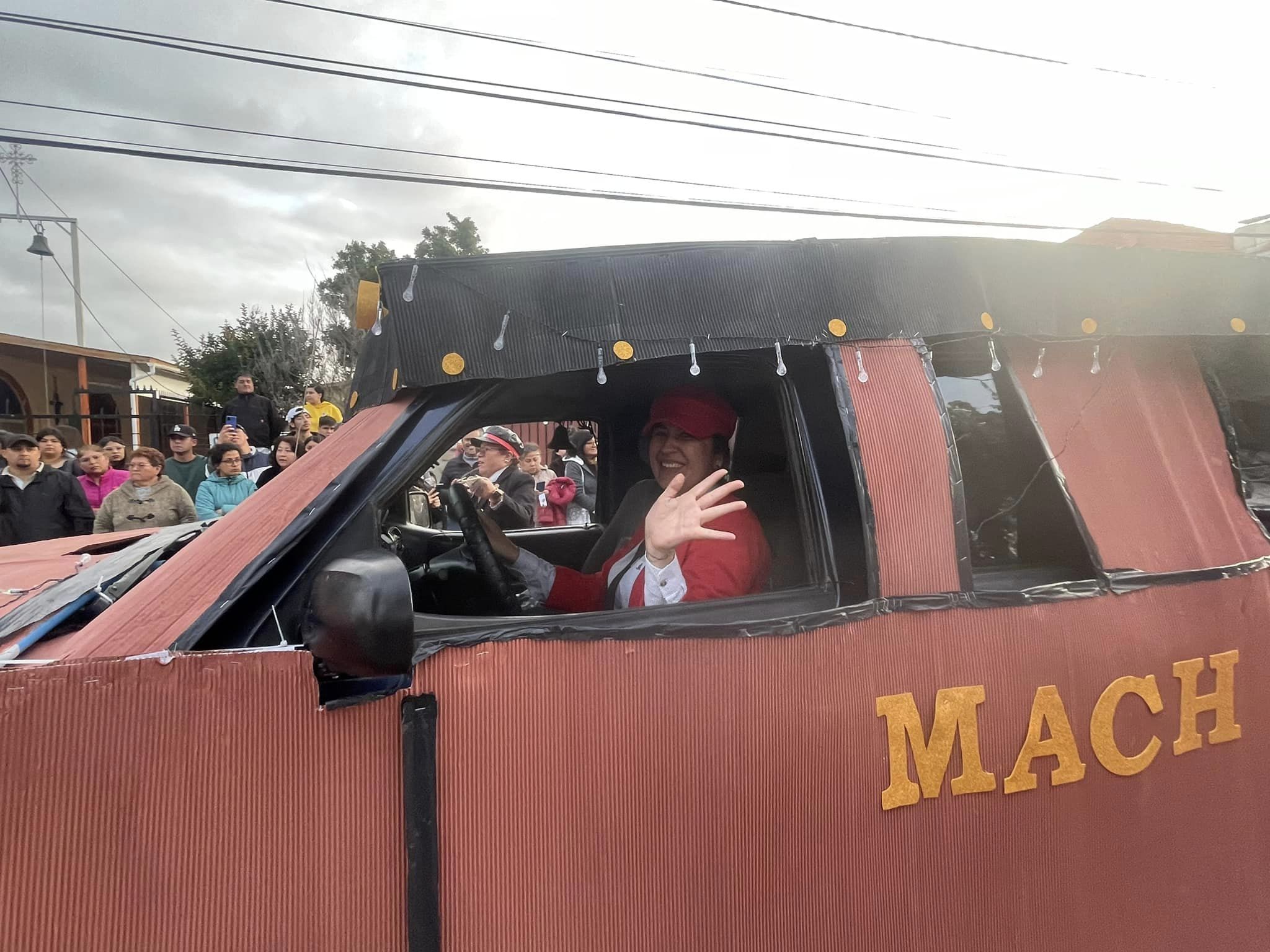 Colegio MACH La Cruz desfile de carros alegóricos 2023