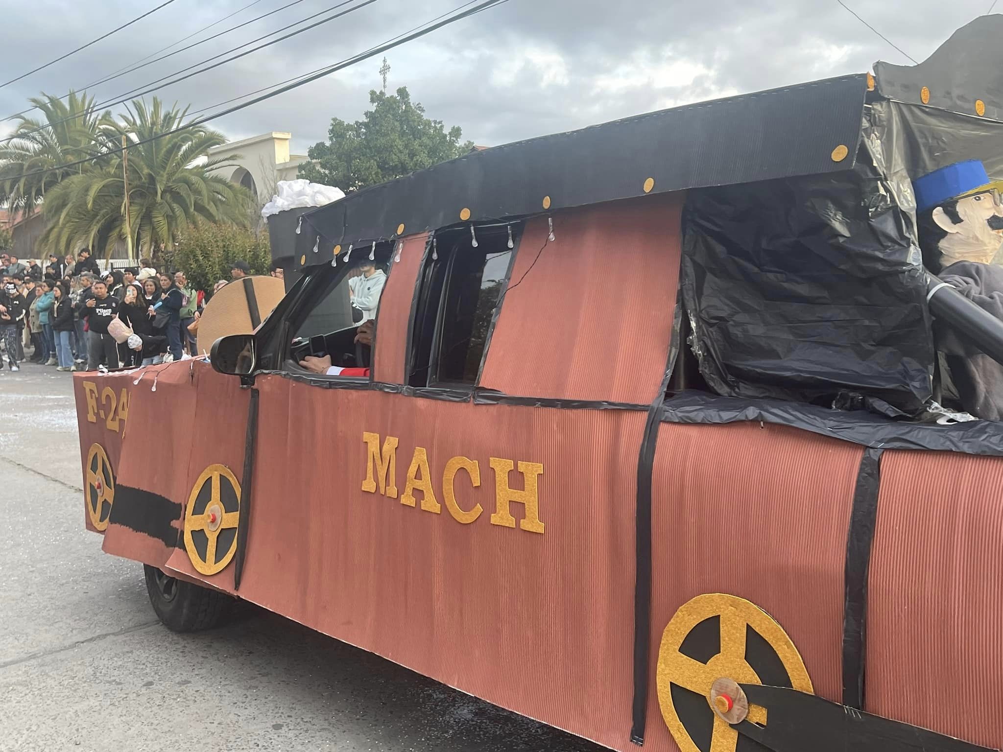 Colegio MACH La Cruz desfile de carros alegóricos 2023