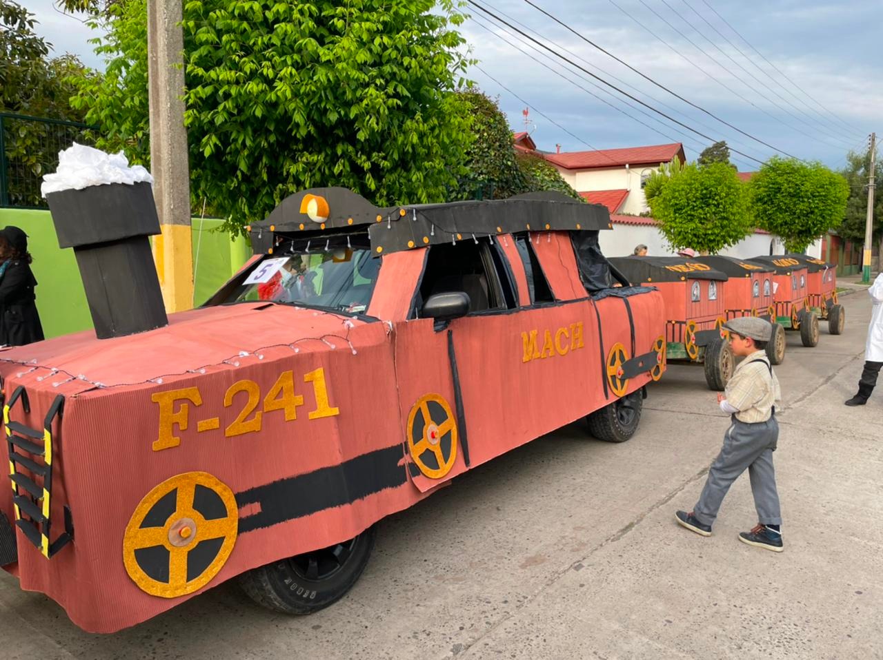 Colegio María Alonso Chacón (MACH) en desfile de carros alegóricos