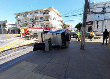 Colisión de autos en el centro de Quillota dejó cinco lesionados