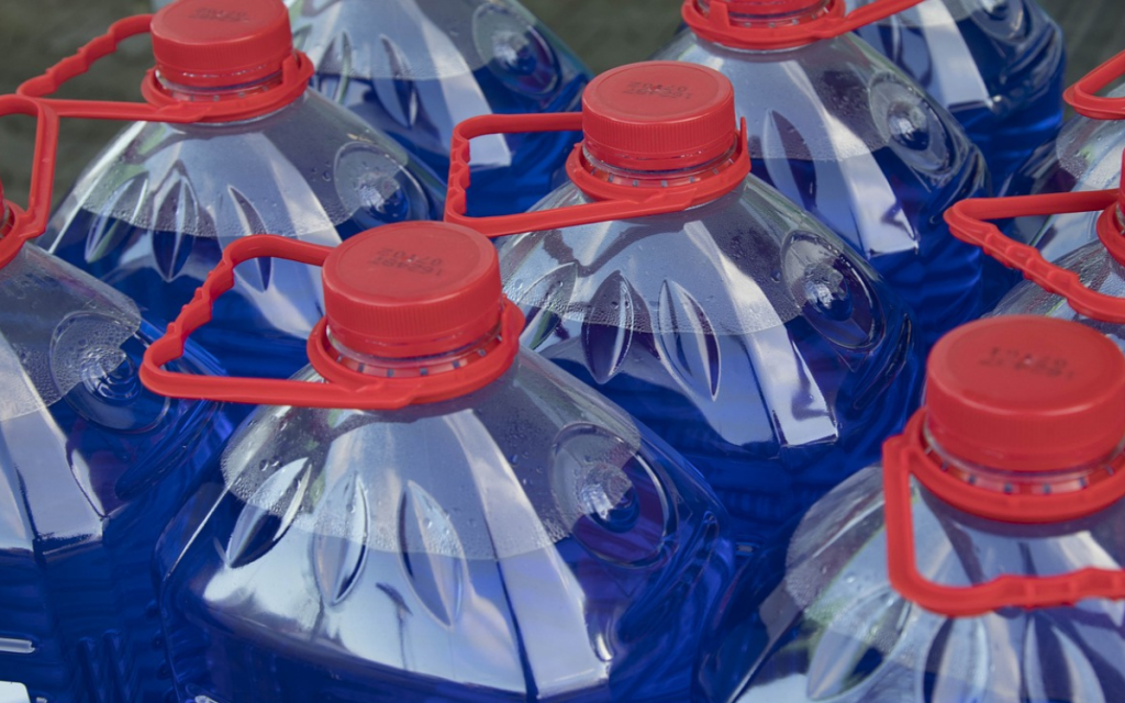 Las marcas de agua embotellada con mayor cantidad de microplásticos en Chile