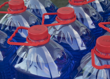 Las marcas de agua embotellada con mayor cantidad de microplásticos en Chile