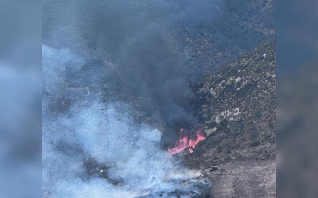 Combaten incendio forestal en La Peña en Nogales
